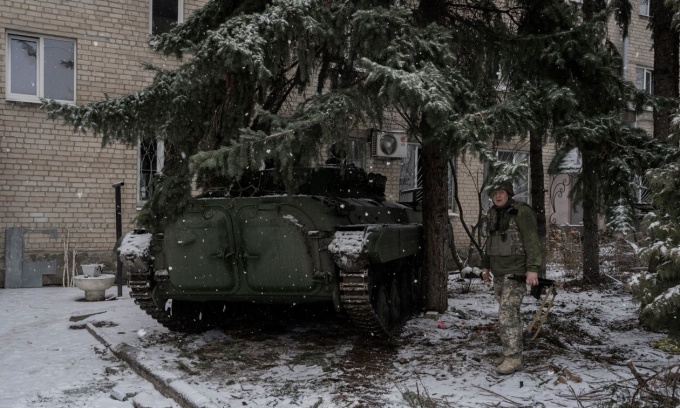 Một xe bọc thép Ukraine núp dưới tán cây ở thành phố Bakhmut, tỉnh miên đông Donetsk. Ảnh: WSJ.