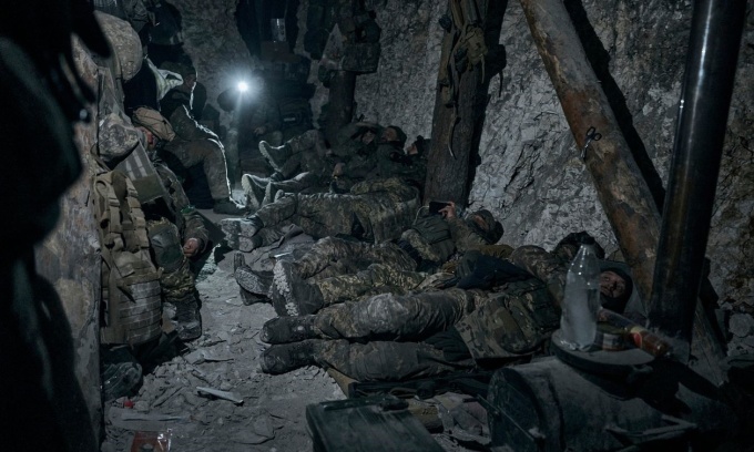 Các binh sĩ Ukraine nghỉ ngơi dưới hầm sau một đêm chiến đấu với quân đội Nga ở Bakhmut. Ảnh: AP.