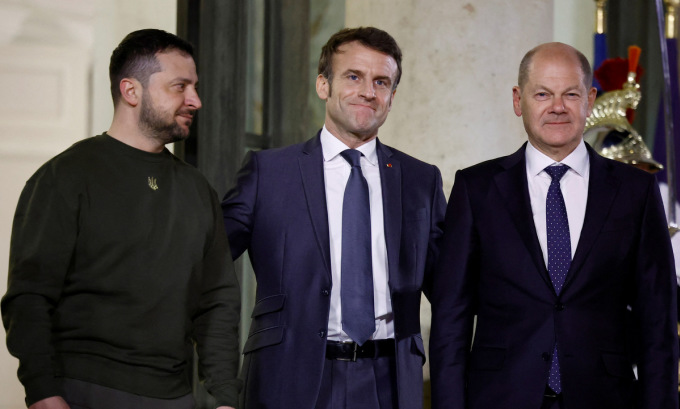 Tổng thống Volodymyr Zelensky (trái), Tổng thống Emmanuel Macron và Thủ tướng Olaf Scholz tại Điện Elysee ở Paris, Pháp, hôm 8/2. Ảnh: Reuters.