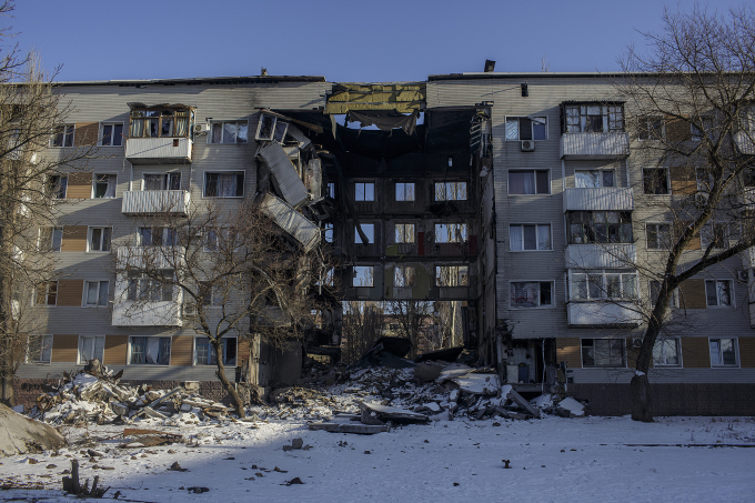 Tòa nhà bị hư hại nặng vì giao tranh ở Bakhmut, tỉnh Donetsk, miền đông Ukraine hôm 10/2. Ảnh: AFP.
