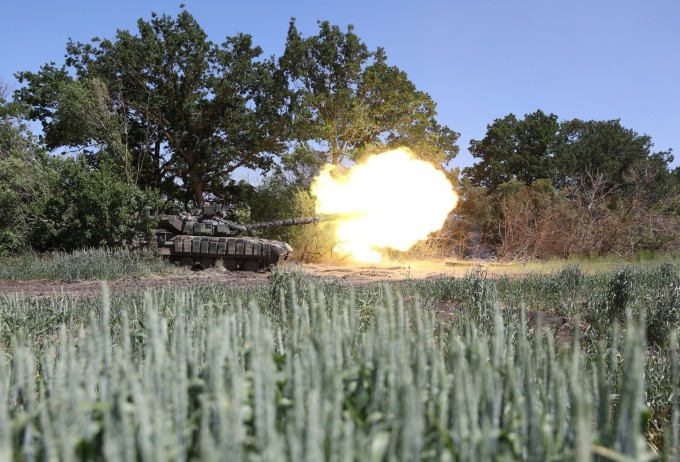 Xe tăng Ukraine khai hỏa gần thành phố Soledar, tỉnh Donetsk tháng 6/2022. Ảnh: AFP.