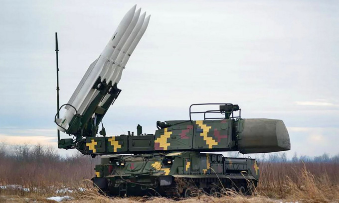 Xe chở đạn kiêm bệ phóng và radar thuộc hệ thống phòng không Buk-M1 của Ukraine. Ảnh: BQP Ukraine.