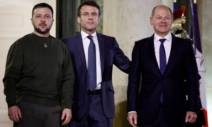 Tổng thống Pháp Emmanuel Macron (giữa) chào đón Tổng thống Ukraine Volodymyr Zelensky (trái) và Thủ tướng Đức Olaf Scholz trong cuộc gặp tại Điện Elysee ở Paris hôm 8/2. Ảnh: Reuters.