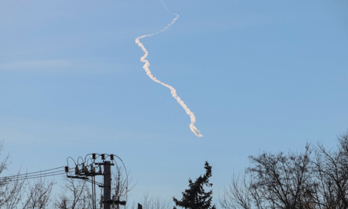 Vệt khói của tên lửa phòng không Ukraine trên bầu trời Kiev hôm 15/2. Ảnh: Reuters.
