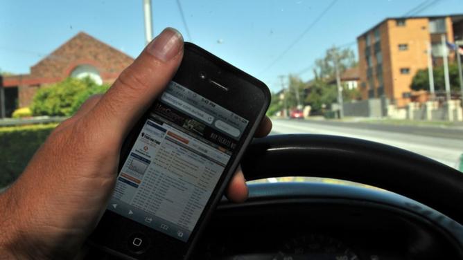Victoria's new road rules and cameras will target drivers distracted by phones and other devices. (Julian Smith/AAP PHOTOS)