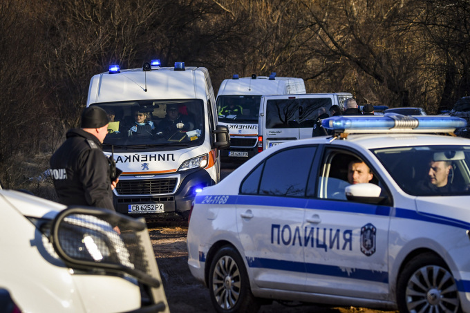 Cảnh sát và nhân viên y tế khẩn cấp tại hiện trường phát hiện 18 người di cư chết ngạt gần thủ đô Sofia, Bulgaria ngày 17/2. Ảnh: AFP.