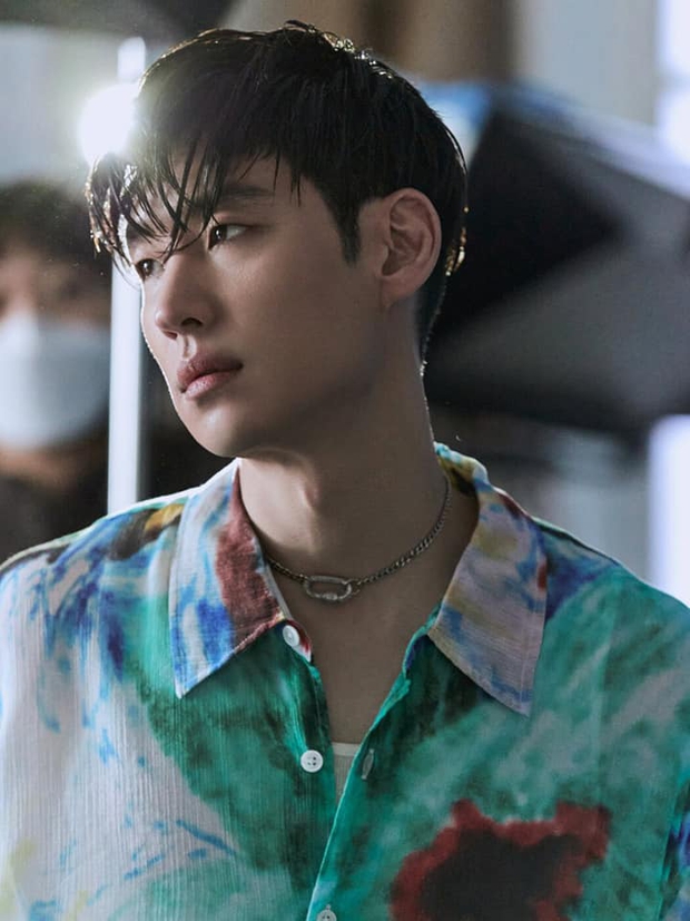 Tài tử Lee Je Hoon bị nữ nghệ sĩ quấy rối tình dục công khai - Ảnh 6.