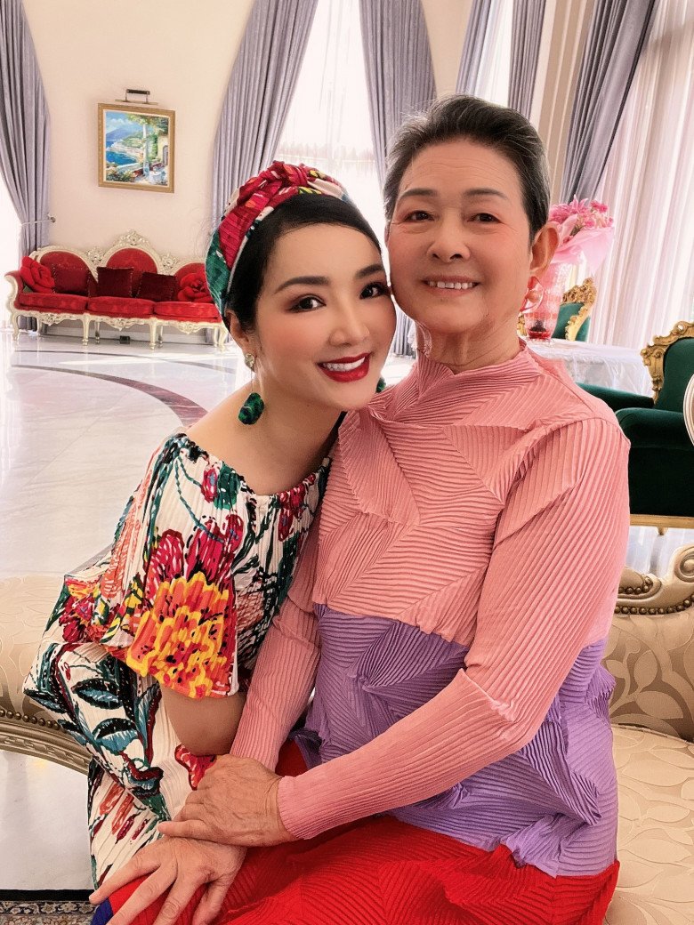 Hoa hậu độc nhất vô nhị của Việt Nam tuổi 52 không gợn nếp nhăn, mẹ già 79 tuổi nhan sắc mới đỉnh - 7