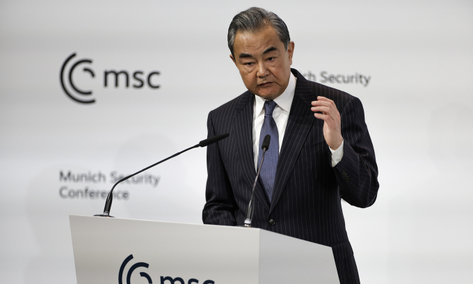 Nhà ngoại giao Trung Quốc Vương Nghị phát biểu tại Hội nghị An ninh Munich (MSC) ở Đức vào ngày 18/2. Ảnh: AFP.