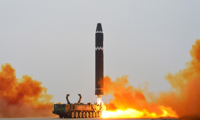 Tên lửa Hwasong-15 rời bệ phóng trong diễn tập ngày 18/2. Ảnh: KCNA.