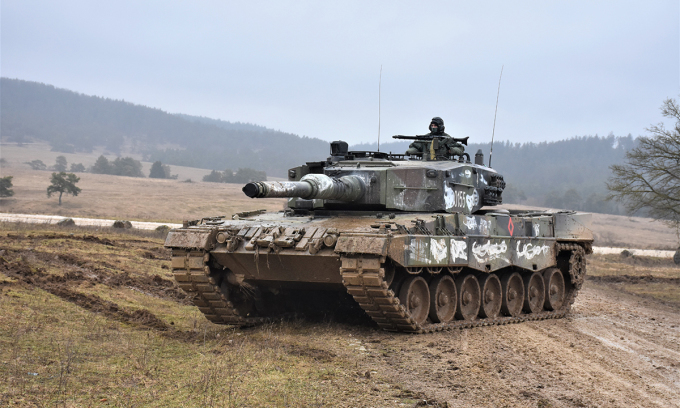 Xe tăng chủ lực Leopard 2A4 của Ba Lan tham gia diễn tập tại thao trường Hohenfels ở Đức tháng 1/2022. Ảnh: US Army.