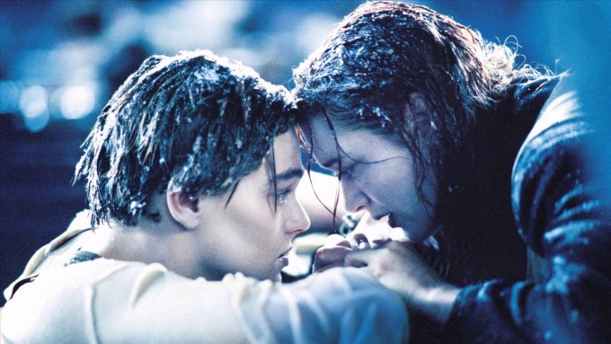 Leonardo DiCaprio (vai Jack) và Kate Winslet (vai Rose) trong cảnh Jack nhường tấm gỗ cho Rose. Ảnh: 20th Century Fox