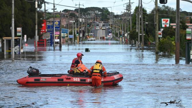 The coalition and Greens have teamed up to expand the scope of an inquiry into last year's floods. (Erik Anderson/AAP PHOTOS)