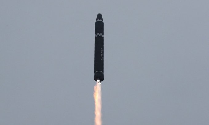 Tên lửa Hwasong-15 được Triều Tiên phóng trong cuộc diễn tập hôm 18/2. Ảnh: KCNA.