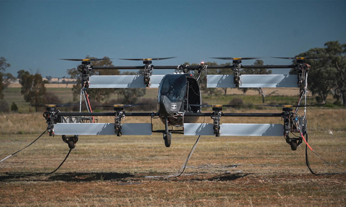 Nguyên mẫu máy bay Vertiia thực hiện thử nghiệm bay có dây nối vào tháng 2/2023. Ảnh: AMSL Aero