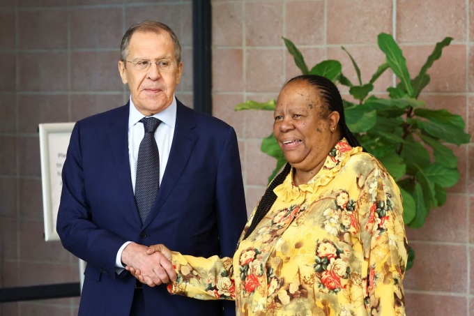 Ngoại trưởng Nga Sergei Lavrov (trái) bắt tay Ngoại trưởng Nam Phi Naledi Pandor tại Pretoria hôm 23/1. Ảnh: Reuters