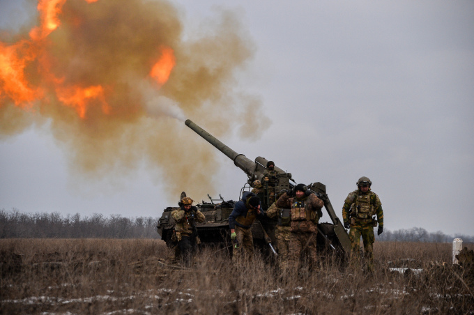 Các đội pháo binh Ukraine khai hỏa về phía vị trí của lực lượng Nga ở Bakhmut ngày 5/2. Ảnh: Reuters.