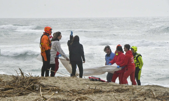 Lực lượng cứu hộ có mặt tại địa điểm xảy ra vụ chìm thuyền ở làng Steccato di Cutro, vùng Calabria, tây nam Italy, ngày 26/2. Ảnh: AP.
