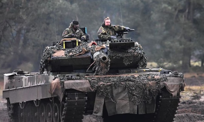 Bộ trưởng Quốc phòng Đức Boris Pistorius cưỡi xe tăng trong một chuyến thăm doanh trại quân đội ở Augustdorf ngày 1/2. Ảnh: Reuters.