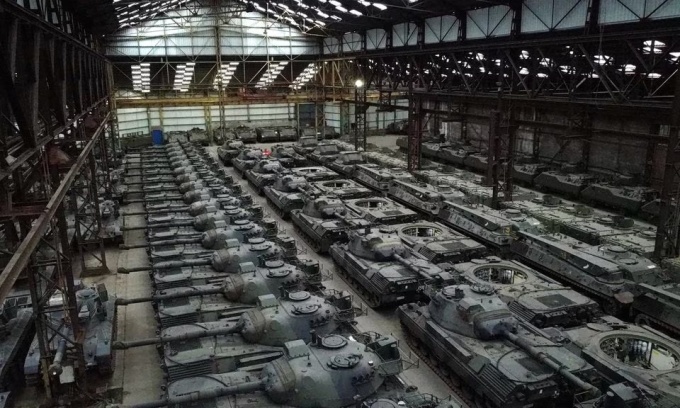 Xe tăng Leopard 1 và các loại xe bọc thép khác do Đức sản xuất trong một kho chứa ở Tournais, Bỉ, hồi tháng một. Ảnh: Reuters.