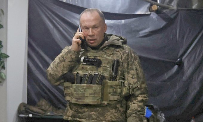 Tướng Syrsky tại phòng tuyến Ukraine ở thành phố Soledar hồi đầu tháng 1. Ảnh: Reuters.