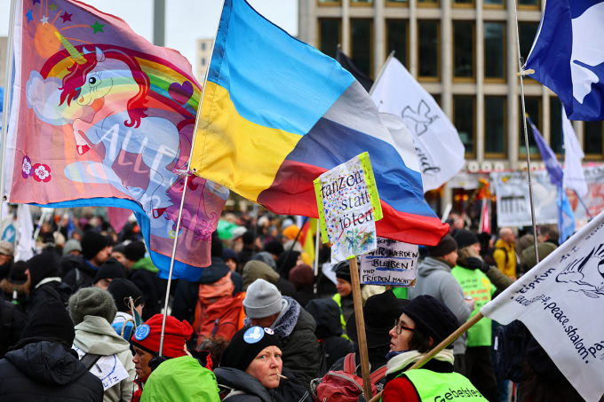 Biểu tình phản đối cung cấp vũ khí cho Ukraine diễn ra ở Berlin, Đức ngày 25/2. Ảnh: Reuters.