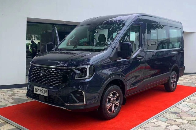 Ford Transit 2024 đã về nhà máy Việt Nam: Phiên bản trần cao, nhiều công nghệ mới, dự kiến bán trong năm nay - Ảnh 2.