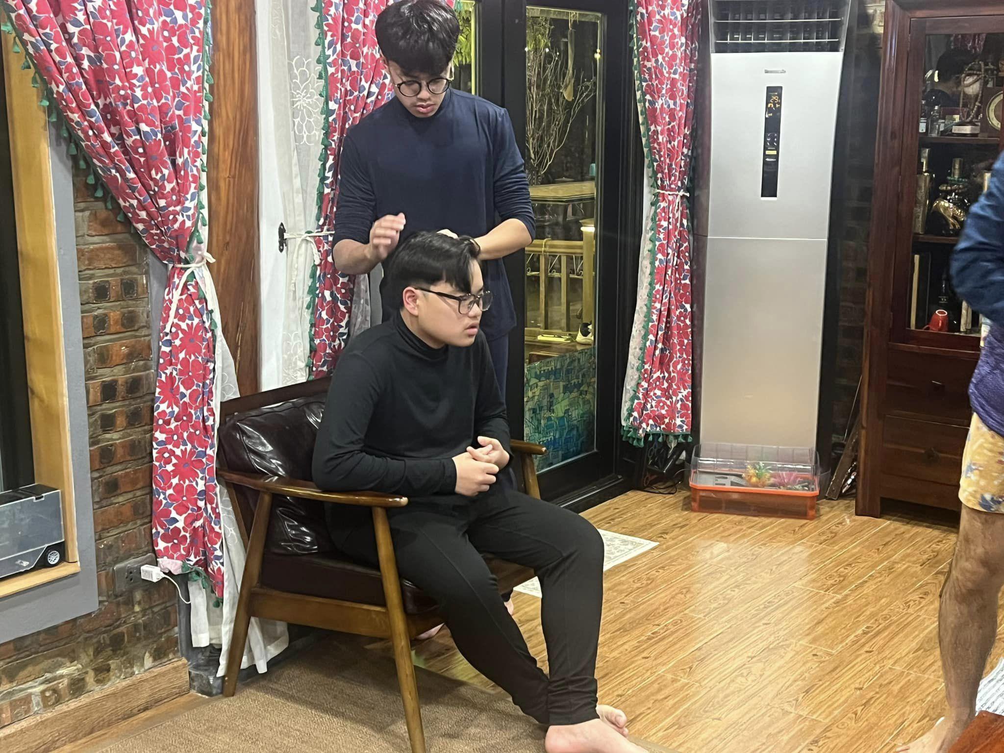 Bi Béo được anh trai Minh Bủm sửa sang đầu tóc. Nhìn sự chăm sóc của 2 anh em dành cho nhau mà người hâm mộ thấy ấm lòng.