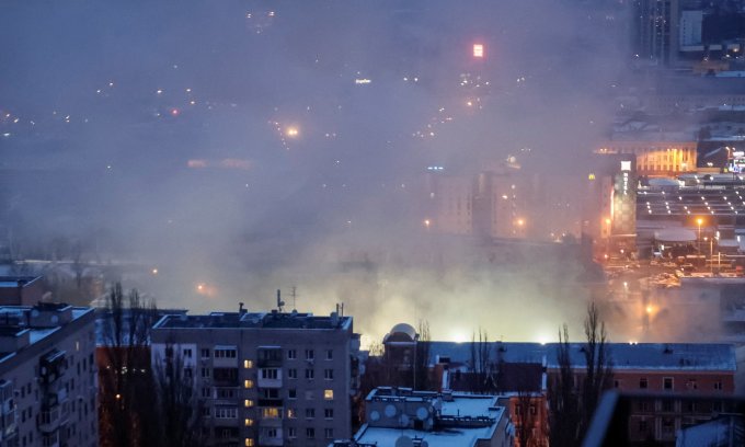 Khói bốc lên tại thủ đô Kiev của Ukraine sau đòn không kích của Nga hôm 23/1. Ảnh: Reuters