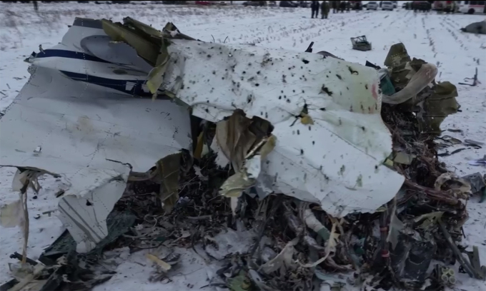 Mảnh vỡ vận tải cơ Il-76 bị rơi ở tỉnh Belgorod, Nga ngày 24/1. Ảnh: SKR