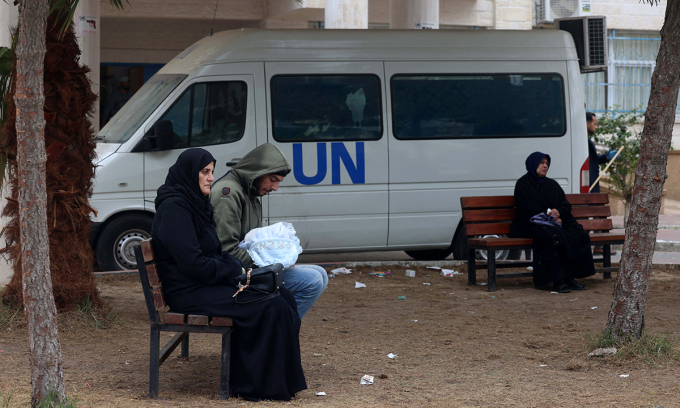 Người dân ngồi chờ bên ngoài phòng khám của UNRWA ở Rafah, Dải Gaza ngày 28/1. Ảnh: AFP