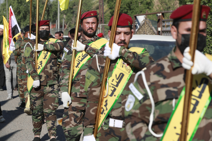 Thành viên các nhóm dân quân Iraq, trong đó có lực lượng Kataib Hezbollah, tại Baghdad vào tháng 12/2023. Ảnh: AFP
