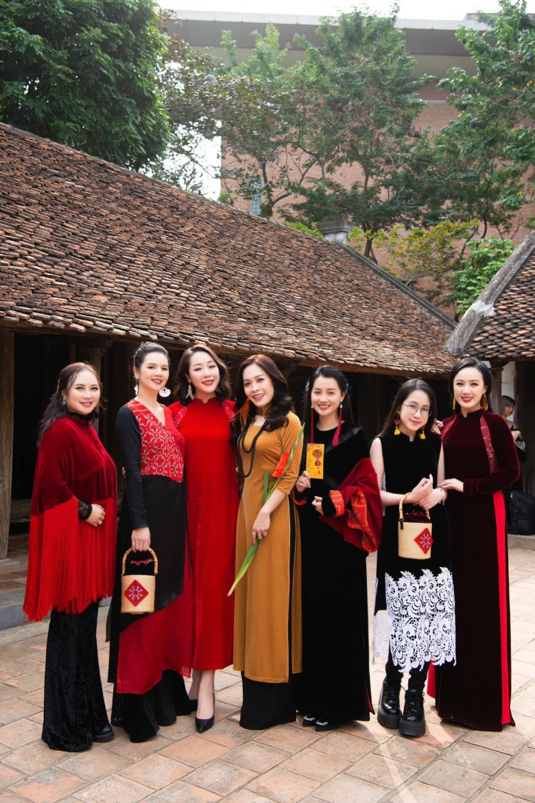 Đọ sắc cùng với các mỹ nhân VTV khác như Hoài Anh, Khánh Linh,... Hoa hậu Ngô Phương Lan nổi bật hơn hẳn với thiết kế áo dài cách tân.