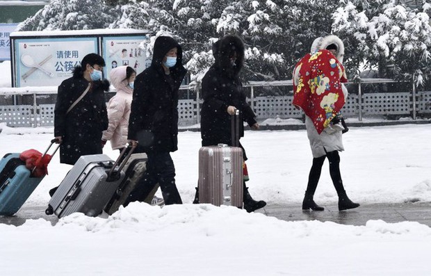 Bão tuyết cản trở Xuân vận Trung Quốc: Chạy ô tô, đi máy bay, ngồi tàu hỏa đều sợ không kịp về nhà đón Tết - Ảnh 1.