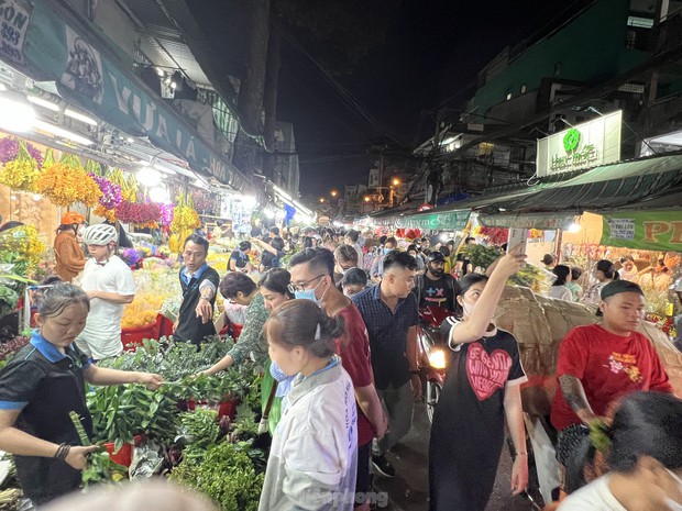 Chợ hoa lớn nhất TPHCM đông nghịt rạng sáng 28 Tết - Ảnh 1.