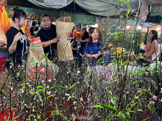 Chợ hoa lớn nhất TPHCM đông nghịt rạng sáng 28 Tết - Ảnh 2.