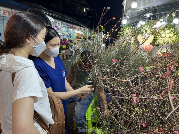 Chợ hoa lớn nhất TPHCM đông nghịt rạng sáng 28 Tết - Ảnh 11.