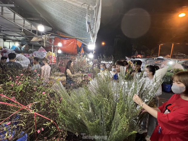 Chợ hoa lớn nhất TPHCM đông nghịt rạng sáng 28 Tết - Ảnh 12.