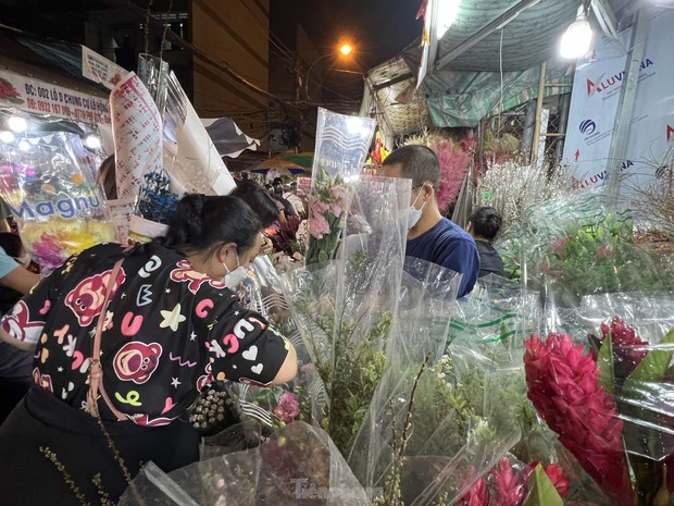 Chợ hoa lớn nhất TPHCM đông nghịt rạng sáng 28 Tết - Ảnh 13.