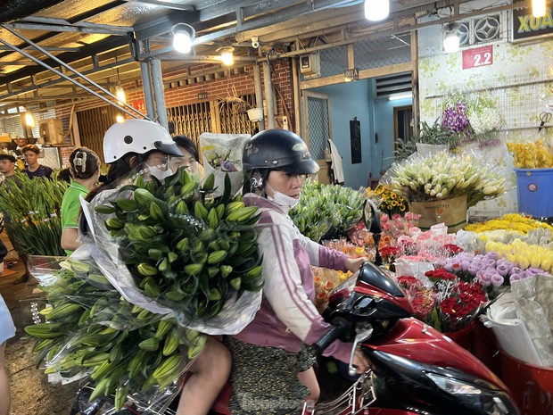 Chợ hoa lớn nhất TPHCM đông nghịt rạng sáng 28 Tết - Ảnh 14.