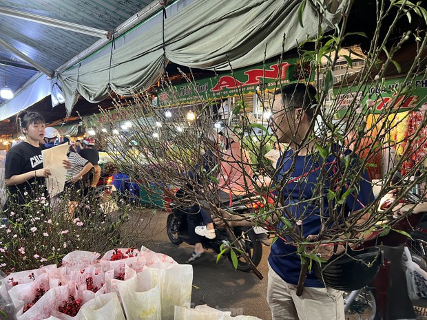 Chợ hoa lớn nhất TPHCM đông nghịt rạng sáng 28 Tết - Ảnh 3.