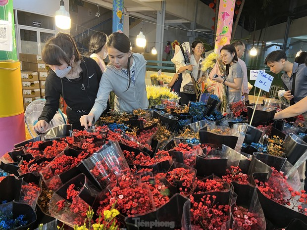 Chợ hoa lớn nhất TPHCM đông nghịt rạng sáng 28 Tết - Ảnh 5.