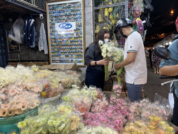 Chợ hoa lớn nhất TPHCM đông nghịt rạng sáng 28 Tết - Ảnh 6.