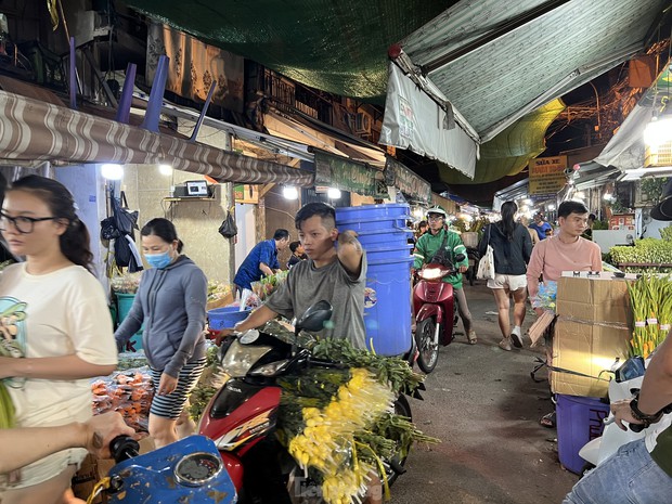 Chợ hoa lớn nhất TPHCM đông nghịt rạng sáng 28 Tết - Ảnh 7.
