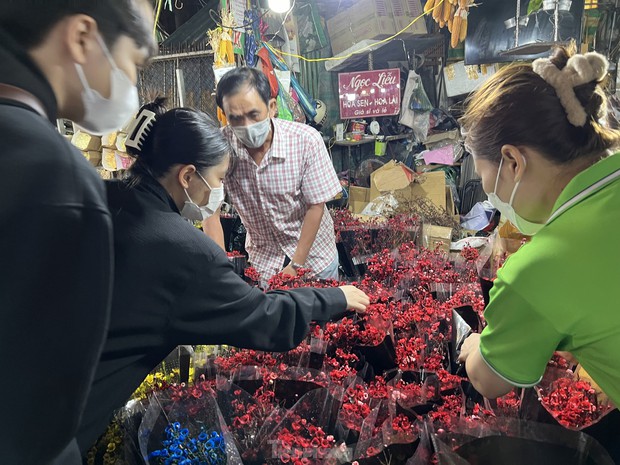 Chợ hoa lớn nhất TPHCM đông nghịt rạng sáng 28 Tết - Ảnh 9.