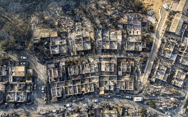 Số người chết do cháy rừng tăng lên 131, Chile tìm kiếm nạn nhân trong đống đổ nát - Ảnh 1.