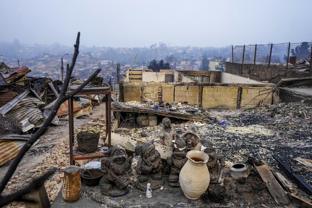 Số người chết do cháy rừng tăng lên 131, Chile tìm kiếm nạn nhân trong đống đổ nát - Ảnh 2.