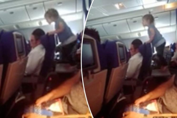 Video đứa trẻ khủng bố hành khách trên máy bay hút hàng triệu lượt xem, thái độ của bố mẹ đi cùng mới thực sự gây sốc - Ảnh 1.