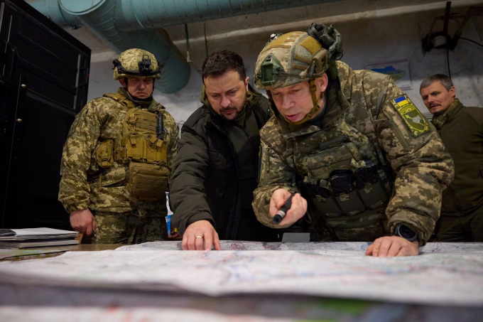 Tổng thống Zelensky (giữa) và tư lệnh lục quân Oleksandr Syrsky tại Kupyansk hồi tháng 11/2023. Ảnh: Reuters