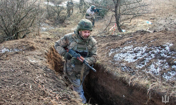 Binh sĩ Ukraine tác chiến trên tiền tuyến trong bức ảnh đăng ngày 9/2. Ảnh: Quân đội Ukraine